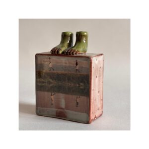 Plinth with small feet